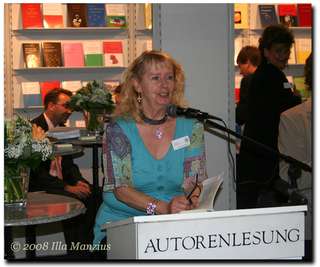 Bild "Über mich:IllaManzius_Frankfurt2008_Lesung_320xLOW.jpg"